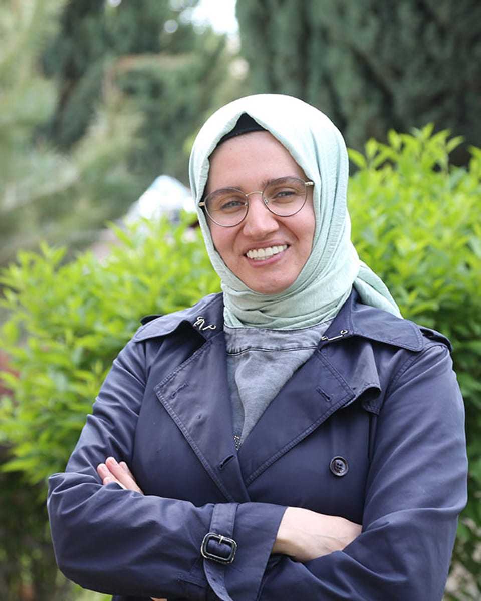 Fizyoterapist Dr. Çağlayan Pınar Öztürk’ün Süleyman Demirel Üniversitesi personel kaydındaki resmi fotoğrafı.